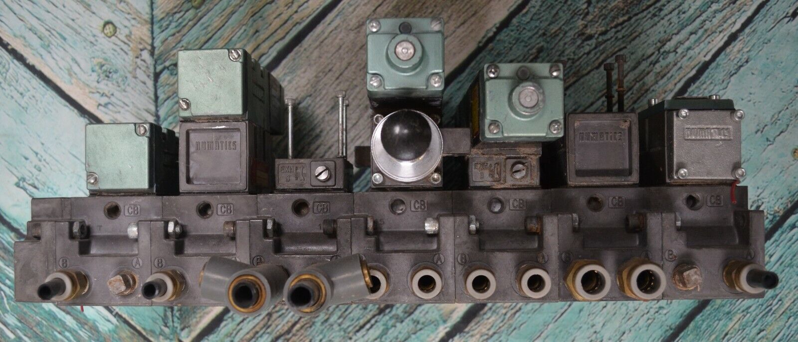 Used Numatics 081SS400M000061 (4) Solenoid Valves With Flexiblok Manifold Bases