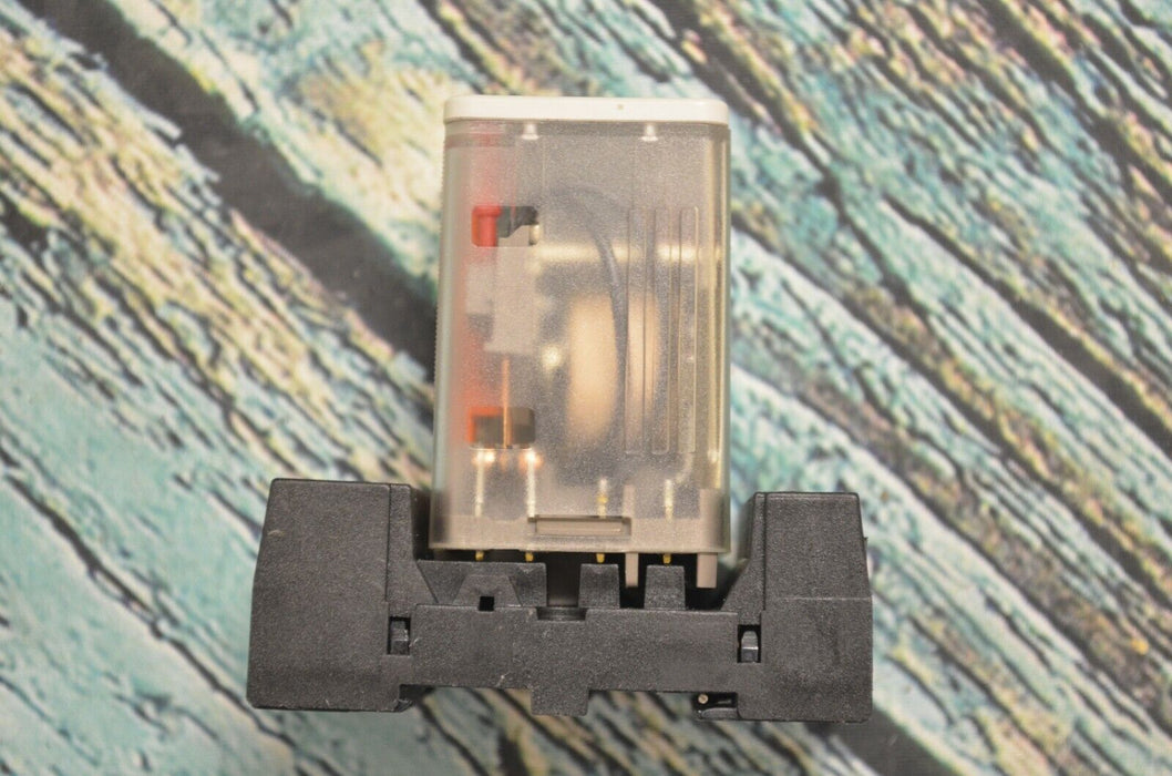 Allen-Bradley 700-HB33Z24 Series B Relay W/ 700-HN102 Series B Base