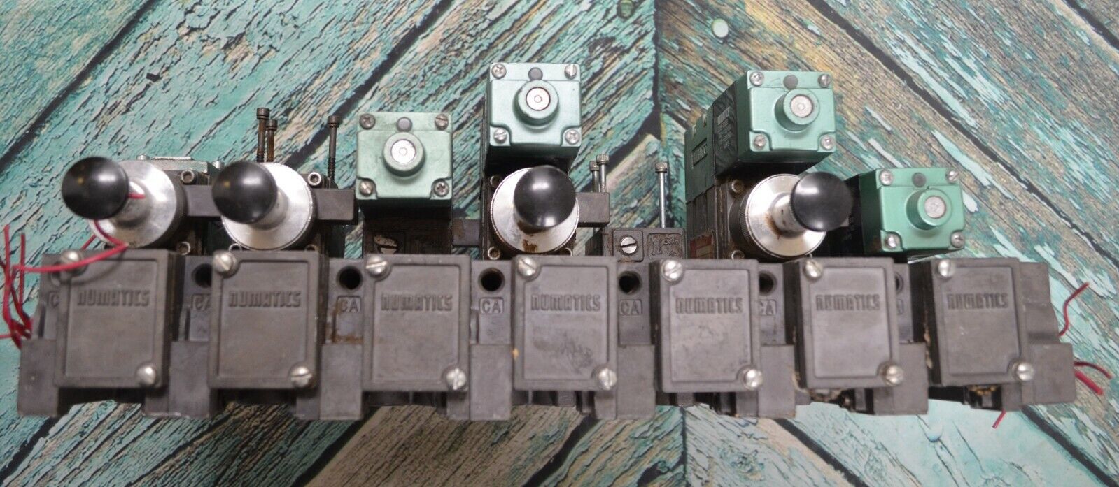 Used Numatics 081SS400M000061 (4) Solenoid Valves With Flexiblok Manifold Bases