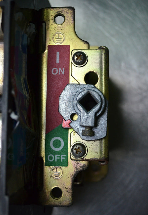 Allen-Bradley 194R-NJ200P3 200 AMP Disconnect Switch 3P 600VAC w/Handle 195-GA10